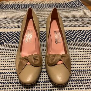 Salvatore Ferragamo leather pumps 10